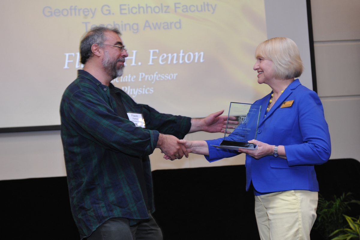Dr. Flavio Fenton receives his award from Dr. Joyce Weinsheimer of CTL (2017)